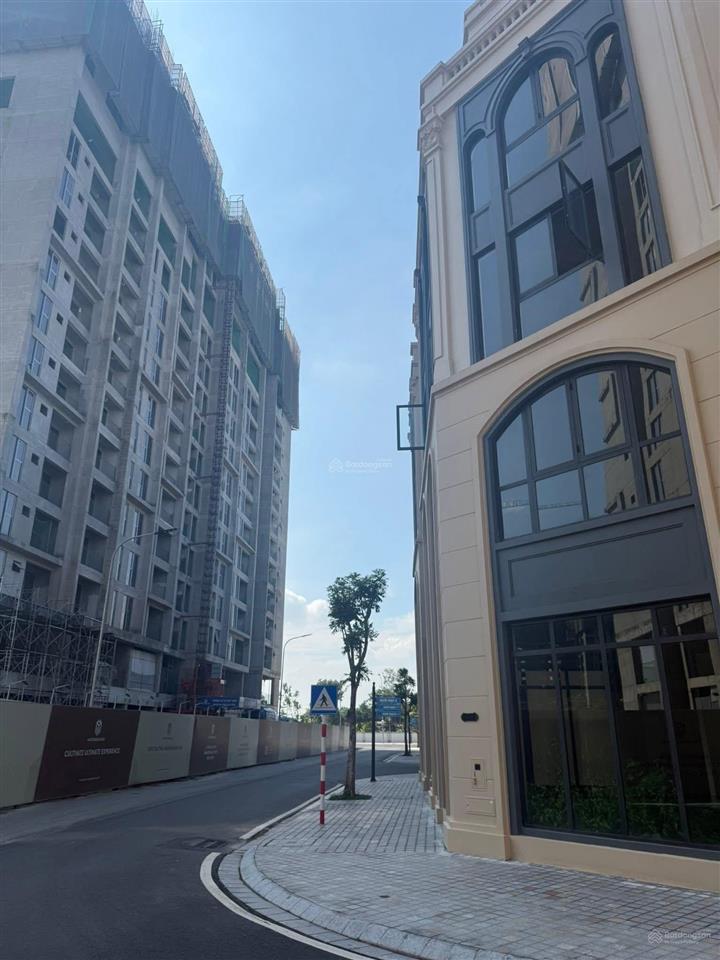 Cần bán căn liền kề thiên nga. diện tích 85m2. gần hồ. đã có sổ. giá 254 tỷ. vinhomes cổ loa