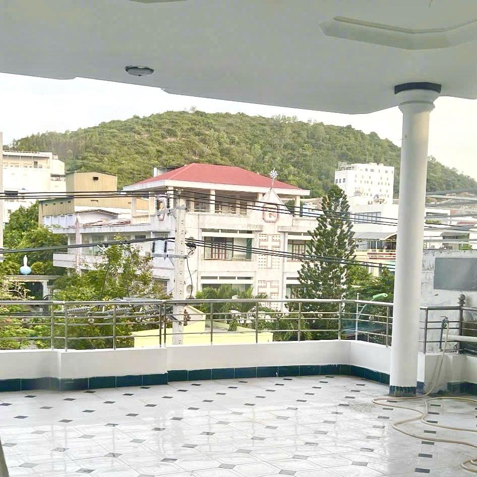 Bán nhà phố 3 tầng, mặt tiền đường 2/4, gần chợ, phù hợp vừa ở vừa kinh doanh, hiện đang cho thuê