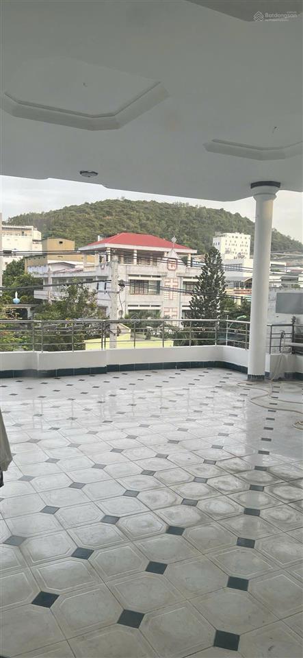 Nhà 3 tầng mặt tiền đường 2/4, ngang 7,42 m, vị trí vừa ở vừa kinh doanh tốt, phường bắc nha trang.