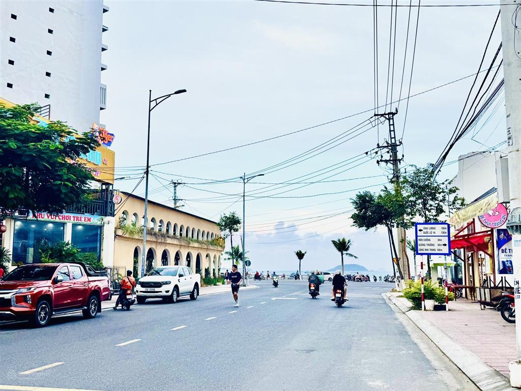 Bán nhà phố gần biển, hẻm ô tô, đường điện biên phủ, phù hợp nghỉ dưỡng và đầu tư.