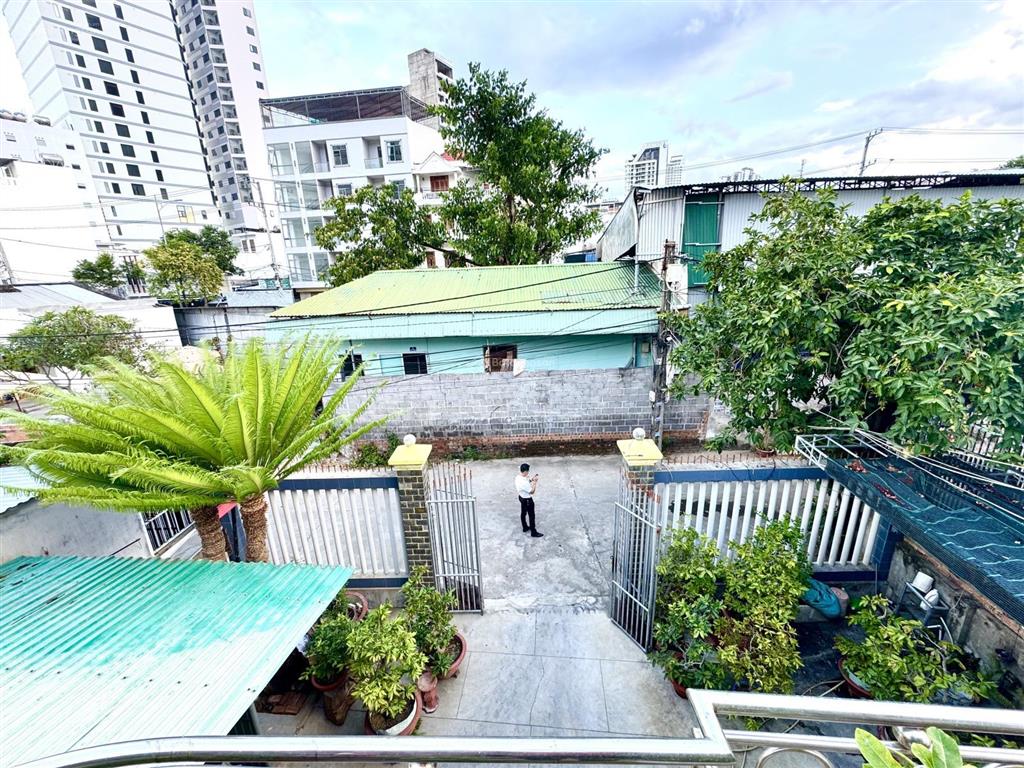 Bán nhà phố gần biển, hẻm ô tô, đường điện biên phủ, phù hợp nghỉ dưỡng và đầu tư.