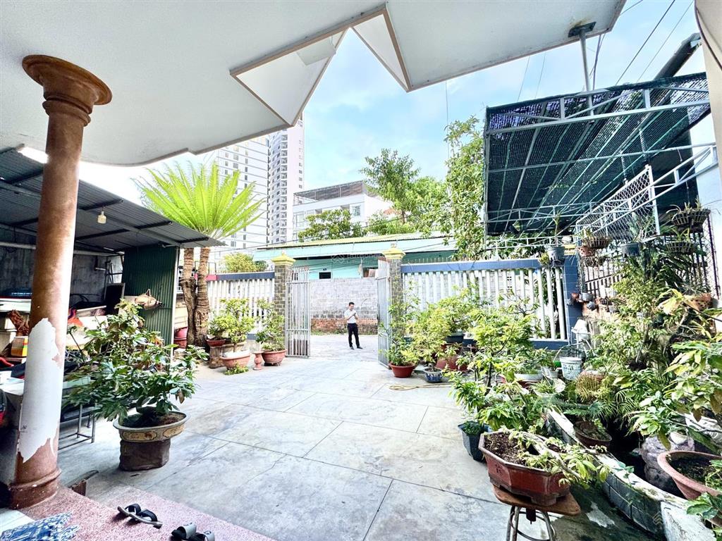 Bán nhà phố gần biển, hẻm ô tô, đường điện biên phủ, phù hợp nghỉ dưỡng và đầu tư.