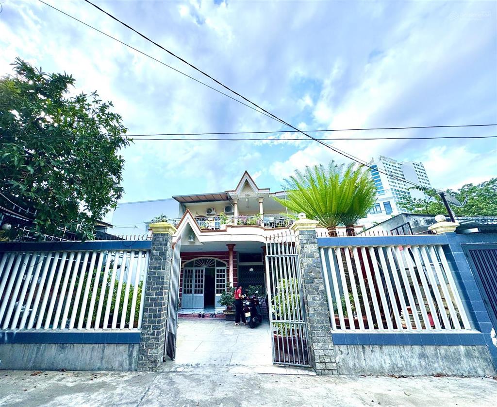 Bán nhà phố gần biển, hẻm ô tô, đường điện biên phủ, phù hợp nghỉ dưỡng và đầu tư.