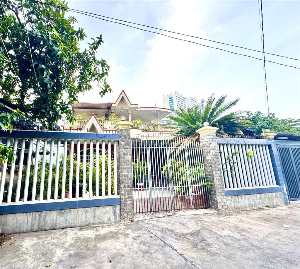 Bán nhà phố gần biển, hẻm ô tô, đường điện biên phủ, phù hợp nghỉ dưỡng và đầu tư.