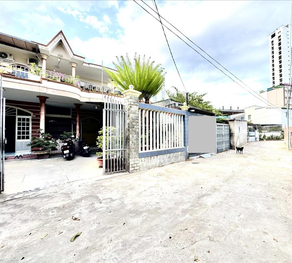 Bán nhà phố gần biển, hẻm ô tô, đường điện biên phủ, phù hợp nghỉ dưỡng và đầu tư.