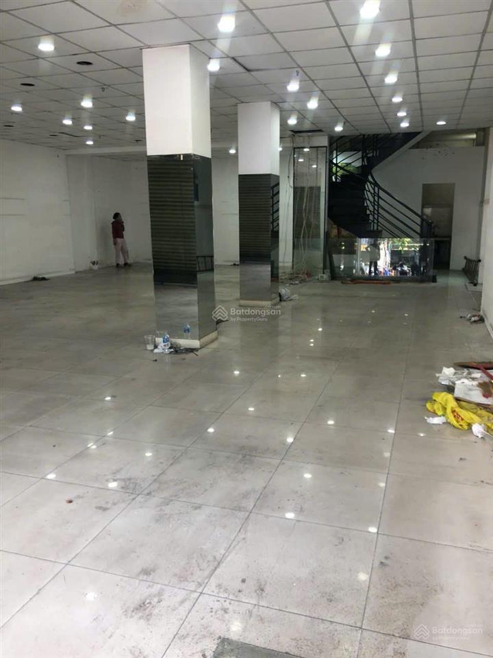 Cho thuê nhà mặt tiền 631 đường lũy bán bích, quận tân phú. dt 9x20m cấp 4 trống suốt giá chỉ 55tr