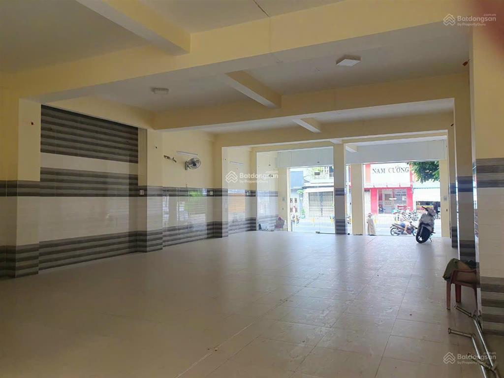 Cho thuê căn nhà liền kề ngay mặt tiền đường lũy bán bích, quận tân phú ngay ngã tư cực sầm uất,