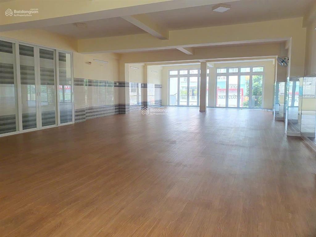 Cho thuê căn nhà liền kề ngay mặt tiền đường lũy bán bích, quận tân phú ngay ngã tư cực sầm uất,