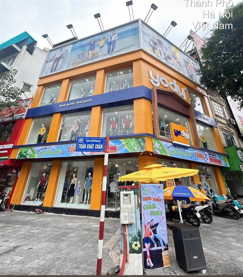Cho thuê căn góc mp láng hạ, đoạn ngã tư  mt 20m, dtsd 170m2, 3 tầng, phù hợp kính mắt, cf