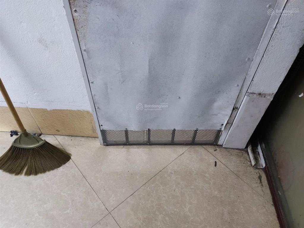 Phòng 4m2 (vệ sinh chung) ở tầng lửng giá 850k/1 tháng, ngay sát lương thế vinh, có đồ đạc