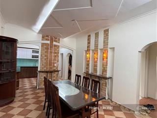 Cần cho thuê căn biệt thự có sân để xe ô tô, xe máy, tiện nghi tại mặt ngõ phố văn cao, ba đình, hn