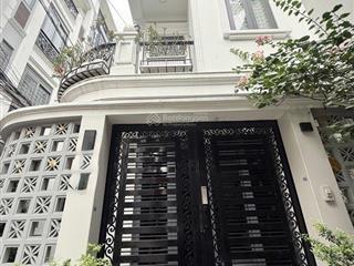 Nhà phố hiện đại , tinh tế đường huỳnh văn bánh . nhà mới đón tết