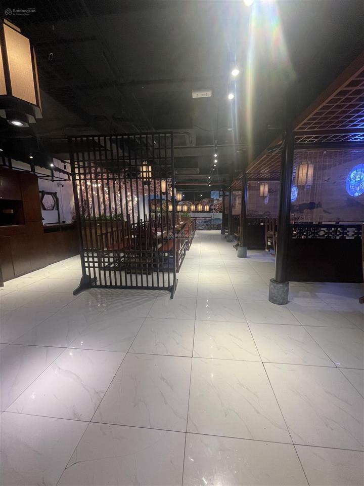 Nhà hàng, cafe quá đẹp ạ! 280m2 mặt tiền 10m phố giảng võ  70tr/th