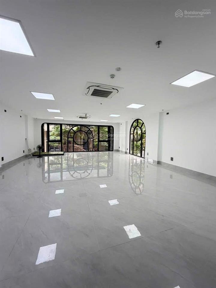 Phố lò đúc sử dụng 350m2 mặt tiền 7,5m  ngân hàng, spa, showroom cực đẹp  120tr/th