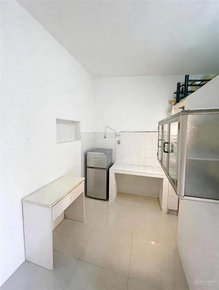 Tập thể phố tạ quang bửu 40m2 có đh, nl giường tủ  5tr
