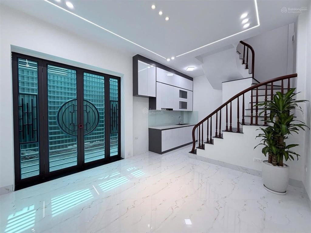 Nhà phố núi trúc 32m2 x 6 tầng  5 ngủ chỉ 1 nhà ra phố  16tr/th