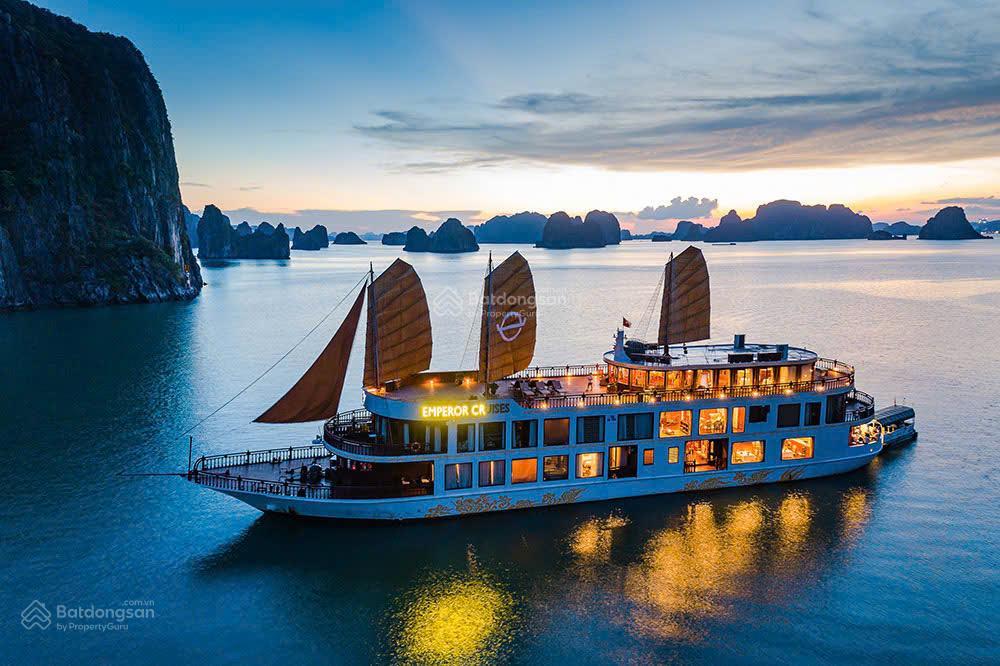 Bán nhà mặt phố cạnh đường bao biển gần khu the ruby hạ long, 9,9 tỷ, 120m2, đẹp, nhiều tiện ích