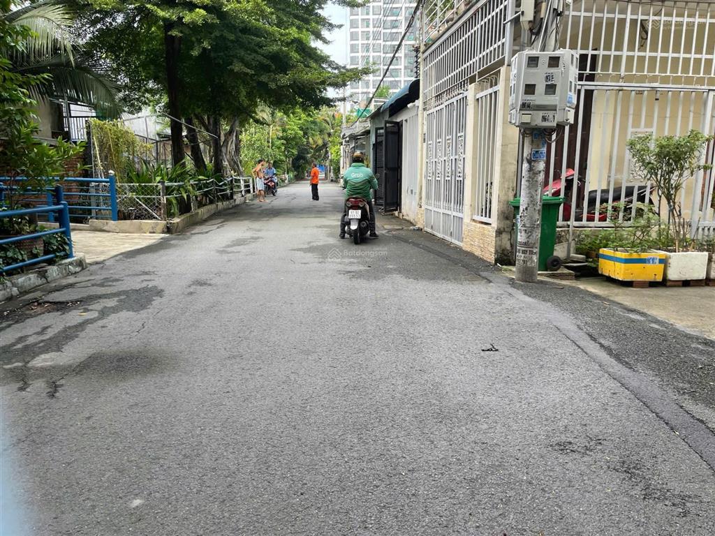 Chính chủ gửi bán lô đất mặt tiền đường nhựa kề dự án emerald 68, quốc lộ 13, full thổ cư