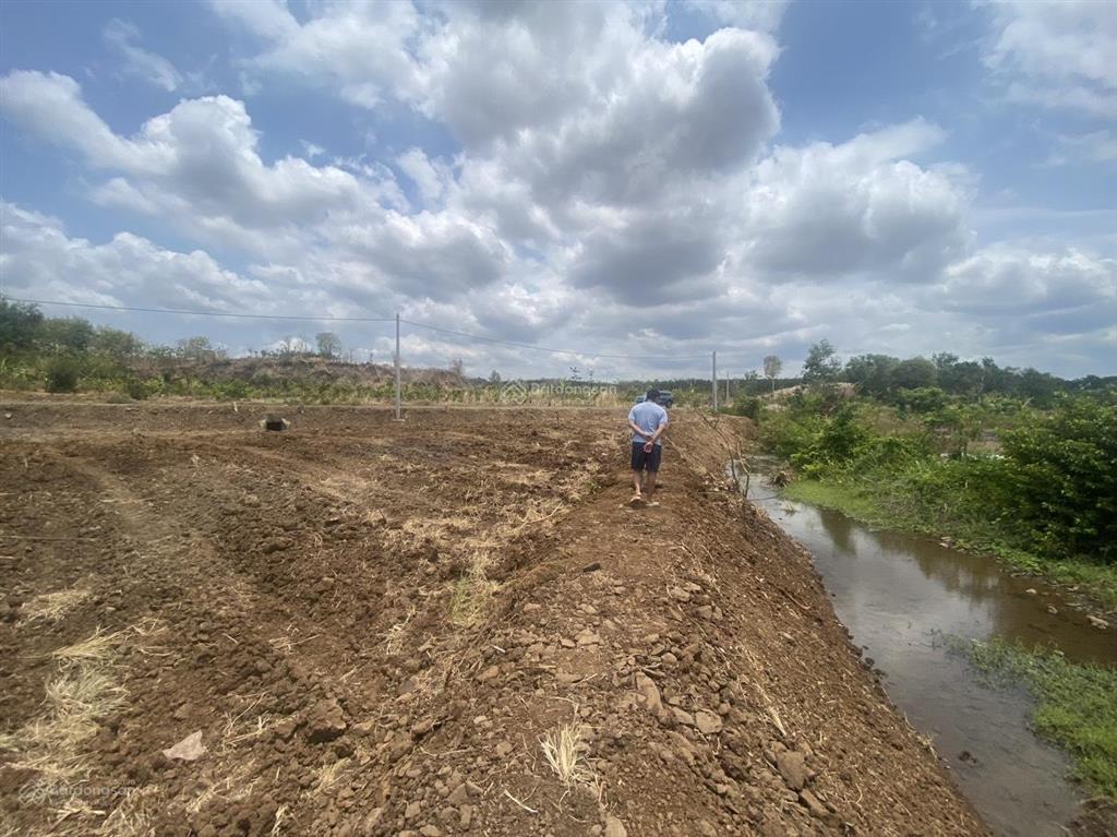 Mình chính chủ bán đất vườn mặt tiền đường nhựa 5m, suối ôm đất thích hợp nhà vườn, nghỉ dưỡng