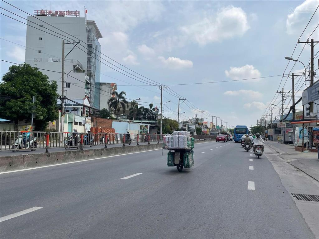 Lô đất mặt tiền đường nhựa 766 quốc lộ 13, hiệp bình, thủ đức, sổ hồng riêng, xây tự do, kề sông sg