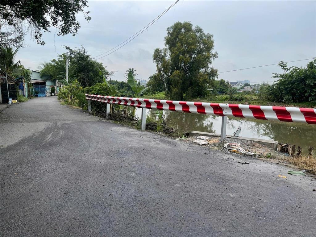 Lô đất có sẵn 2 căn nhà ngang 10,5m đường xe tải lớn mặt sông sài gòn giá chỉ 20 triệu/m2