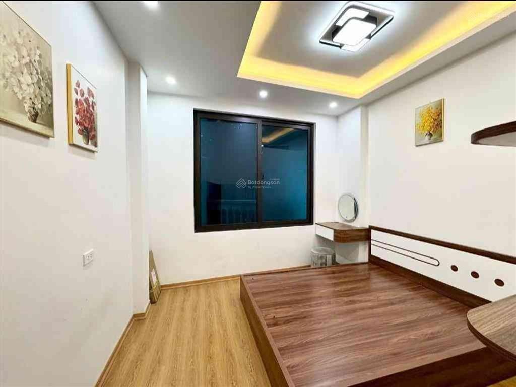 Nhà đẹp  2 thoáng trước sau  3 bước ra phố  8 phòng ngủ  gần ngã tư sở  full nội thất.