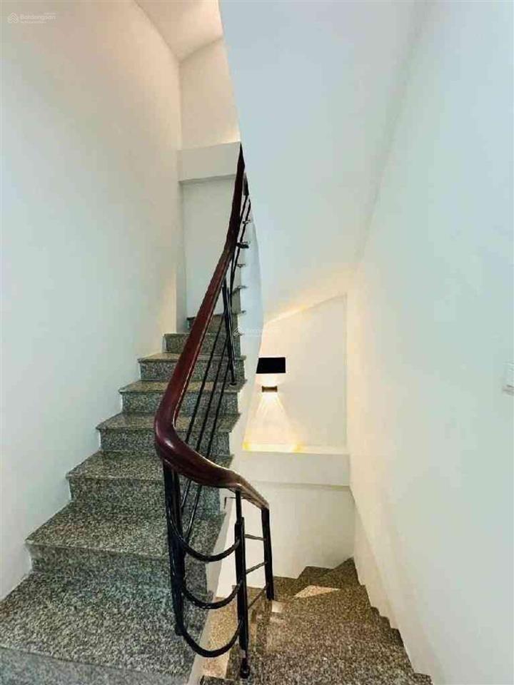Nhà đẹp  2 thoáng trước sau  3 bước ra phố  8 phòng ngủ  gần ngã tư sở  full nội thất.