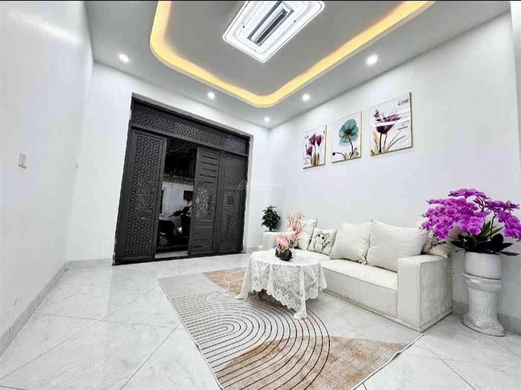 Nhà đẹp  2 thoáng trước sau  3 bước ra phố  8 phòng ngủ  gần ngã tư sở  full nội thất.