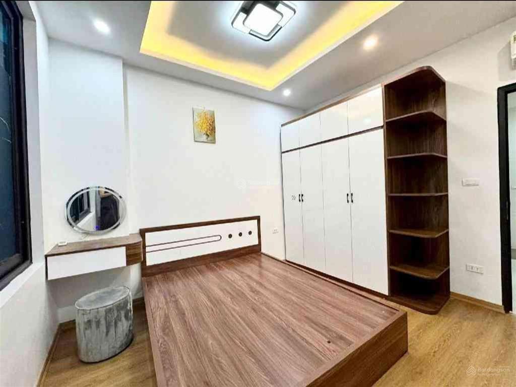 Nhà đẹp  2 thoáng trước sau  3 bước ra phố  8 phòng ngủ  gần ngã tư sở  full nội thất.