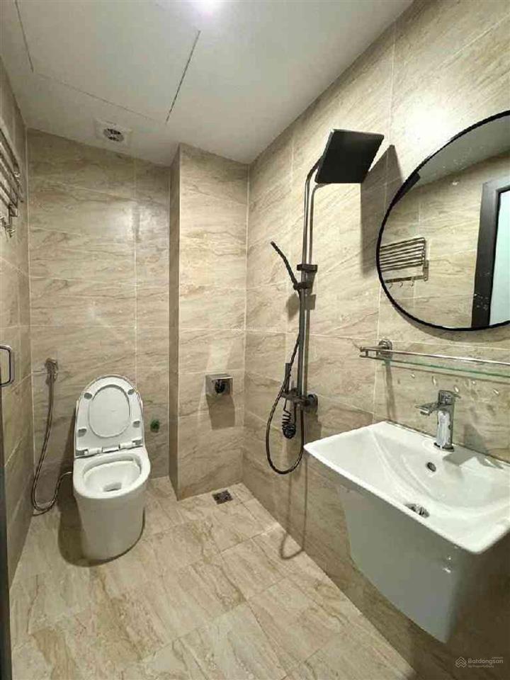 Nhà đẹp  2 thoáng trước sau  3 bước ra phố  8 phòng ngủ  gần ngã tư sở  full nội thất.