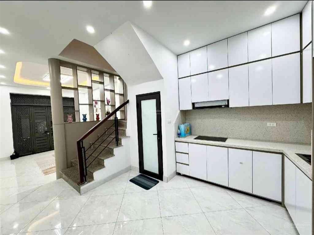 Nhà đẹp  2 thoáng trước sau  3 bước ra phố  8 phòng ngủ  gần ngã tư sở  full nội thất.