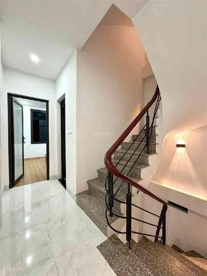 Nhà đẹp  2 thoáng trước sau  3 bước ra phố  8 phòng ngủ  gần ngã tư sở  full nội thất.