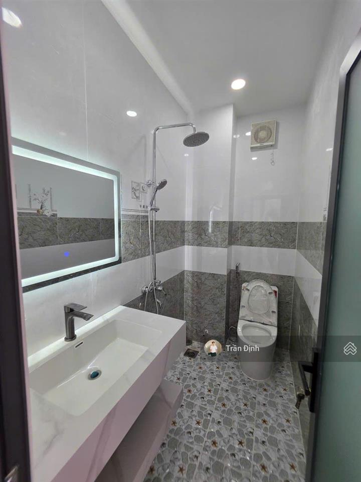 Chính chủ bán nhà 2 mặt tiền mới cứng full nội thất, thang máy  vị trí sát bên q1  hẻm xe hơi
