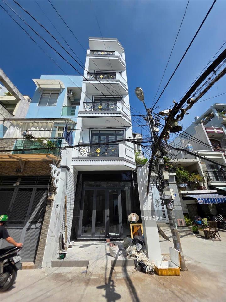 Chính chủ bán nhà 2 mặt tiền mới cứng full nội thất, thang máy  vị trí sát bên q1  hẻm xe hơi