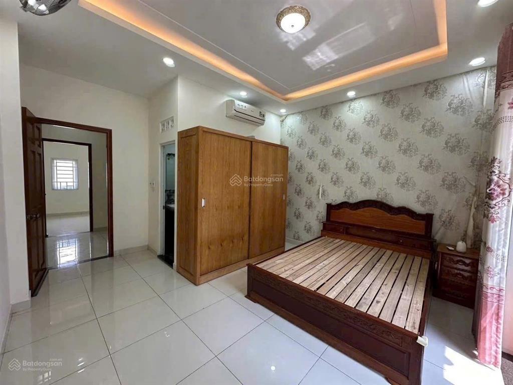 Hiếm! nhà 4 tầng hẻm xe hơi sát chợ, giá còn thương lượng