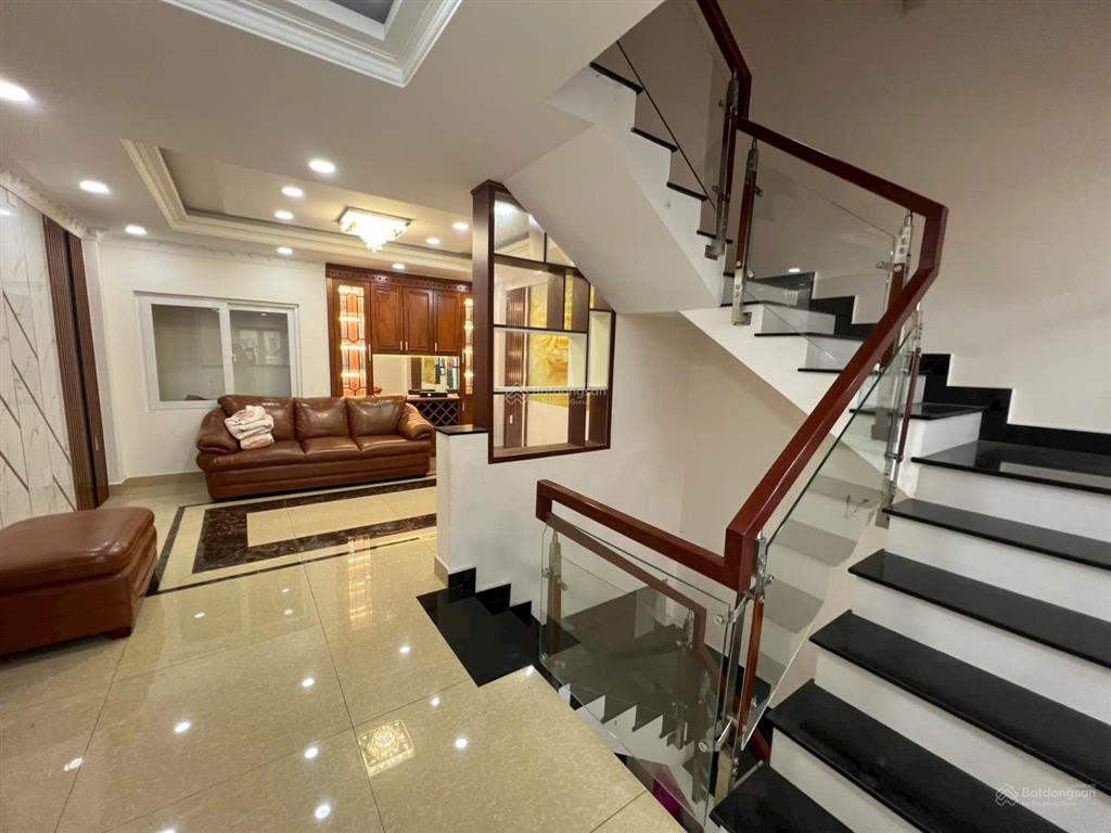 Nhà 5 tầng khu dân cư lộc vừng ngay quốc lộ 13, vị trí vàng