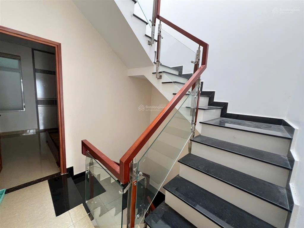 Nhà 5 tầng khu dân cư lộc vừng ngay quốc lộ 13, vị trí vàng
