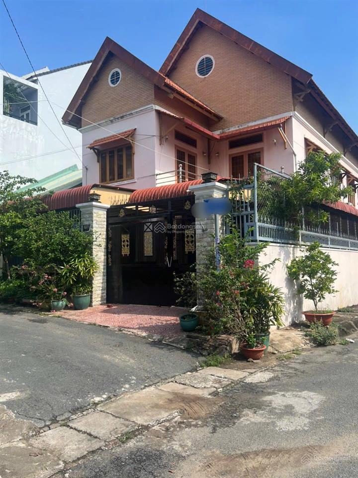 Chủ cần tiền giải quyết công việc bán nhanh biệt thự tâm huyết 210m2 góc hai mặt tiền quận 9