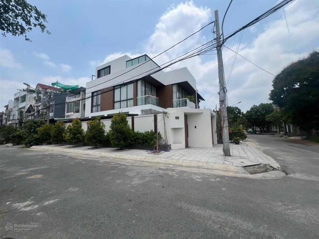 Chủ cần bán biệt thự góc hai mặt tiền, 2 tầng có hồ bơi, 235m2 giá 38 tỷ hiệp bình chánh thủ đức