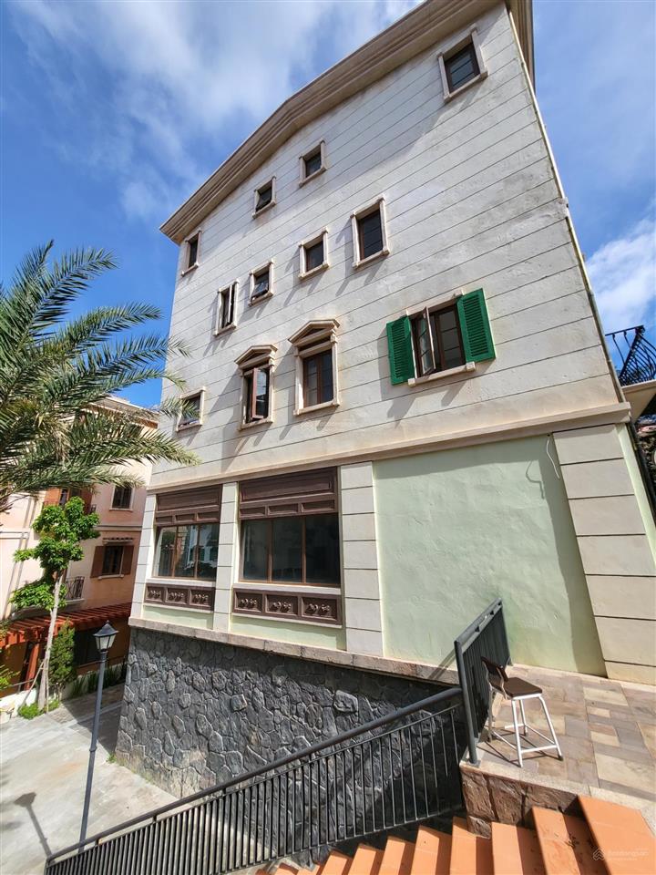 Cần bán gấp căn shophouse  gần bãi tắm  sổ lâu dài  kinh doanh tốt  giá 17,8 tỷ  0919 755 ***
