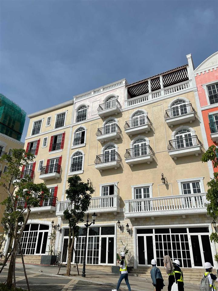 Cần bán gấp căn shophouse  gần bãi tắm  sổ lâu dài  kinh doanh tốt  giá 17,8 tỷ  0919 755 ***
