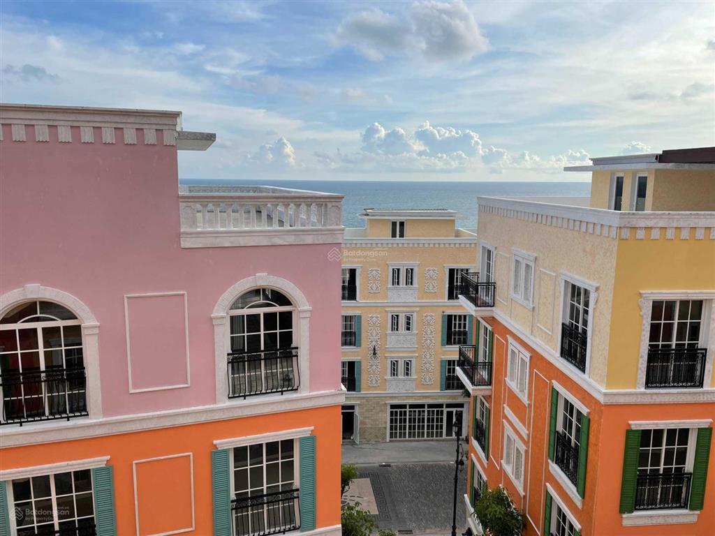 Cần bán gấp căn shophouse  gần bãi tắm  sổ lâu dài  kinh doanh tốt  giá 17,8 tỷ  0919 755 ***