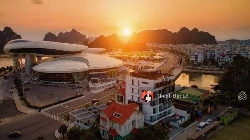 Bán khách sạn 8 tầng 264m2 view biển ngay trung tâm quảng trường, bao biển hạ long.