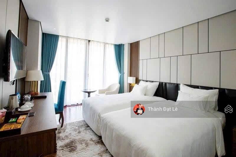 Bán khách sạn 8 tầng 264m2 view biển ngay trung tâm quảng trường, bao biển hạ long.