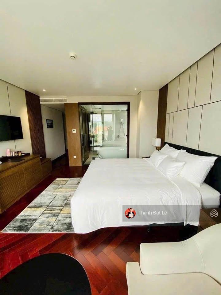 Bán khách sạn 8 tầng 264m2 view biển ngay trung tâm quảng trường, bao biển hạ long.
