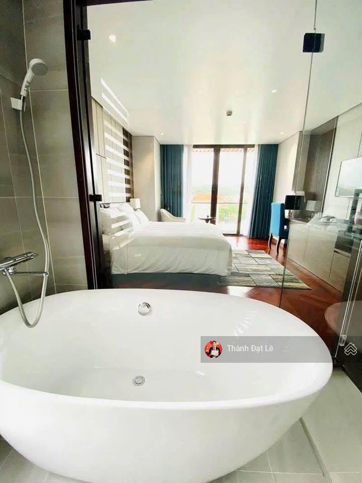 Bán khách sạn 8 tầng 264m2 view biển ngay trung tâm quảng trường, bao biển hạ long.