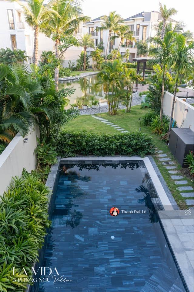 Chính chủ bán biệt thự biển 3,5 tầng 208m2 hạ long. full nội thất, chạm bãi tắm cát trắng siêu đẹp!