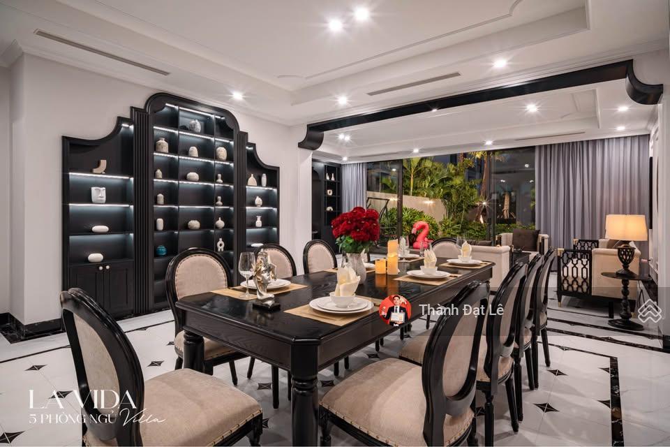 Chính chủ bán biệt thự biển 3,5 tầng 208m2 hạ long. full nội thất, chạm bãi tắm cát trắng siêu đẹp!