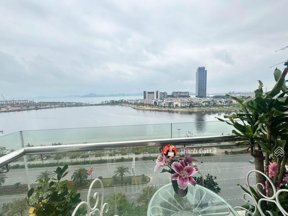 Do chuyển định cư cần bán căn 4pn 144m2 view trực diện biển tại trung tâm du lịch bãi cháy, hạ long
