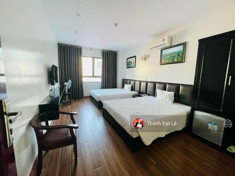 Bán khách sạn 6 tầng 29p 176m2 view vịnh hạ long, trung tâm du lịch cách bãi tắm bãi cháy chỉ 300m